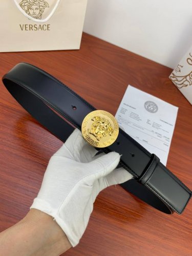 宽度4.0Cm Versace范思哲光亮开边珠平纹带身双面头层 此款腰带配有醒目的美杜莎头像搭扣，可为任何造型增添几分立体雅致效果。