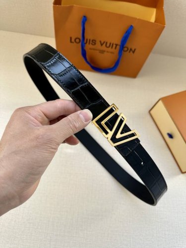特 本款腰带30毫米 进口头层牛皮压鳄鱼纹和皮革分饰两面，搭配 Lv 字母搭扣，随心切换闲适或优雅型格