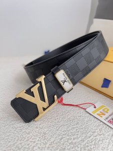 品名： Lv..路易..威登腰带皮带原单 型号：挂扣，经典纯钢材质面字母挂扣，头层牛皮，图片实物拍摄 材料：头层牛皮，挂扣系列，纯钢材质扣头，钯镀电镀工艺永不掉