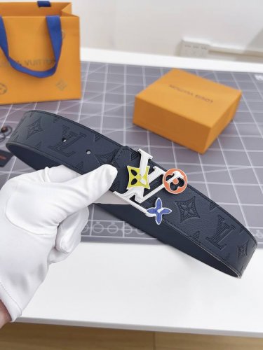 特 寬度：40Mm Lv Pyrmide Truck L Oeii雙面腰帶 驢家 海外原單代特供 面為進口小牛皮壓飾有標誌性品牌圖案效果工藝 原廠配色柔軟小牛皮