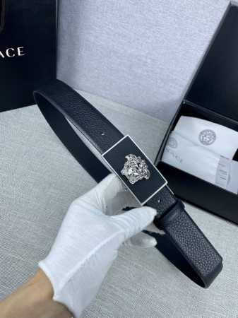 宽度3.5Cm 范思哲 此款腰带饰有标志性的versace美杜莎头像扣，彰显品牌格调。是一款精美的衣橱必备单品。 - 点击图像关闭