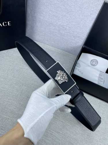 宽度3.5Cm 范思哲 此款腰带饰有标志性的versace美杜莎头像扣，彰显品牌格调。是一款精美的衣橱必备单品。