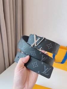 特 Lv 这款经典而又魅力恒久的腰带外型宽大，带扣和牛仔装相得益彰，彰显一派休闲气息。易搭配各类服饰；经典不过时。宽度：40Mm