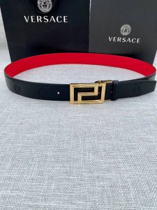 宽度3.5Cm Versace此款平纹小牛皮腰带饰有一枚几何形状的希腊回纹搭扣，可搭配正装或休闲装。
