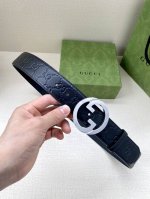 特 宽度4.0Cm Gucci古驰爱的进行曲全新时装系列精选品牌典藏元素，以几何造型焕新演绎互扣式双G原版钢扣标识，呈现多款别致单品。历久弥新的设计元素与本次时