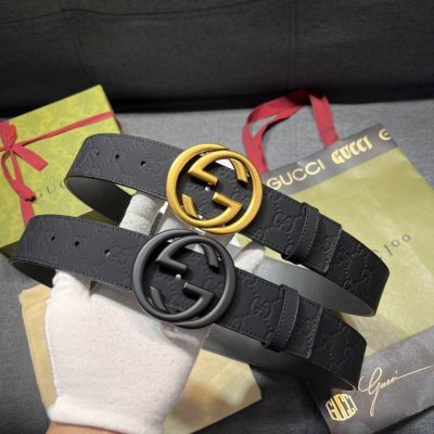 古奇 宽4.0Cm 新款 各式百搭单品继续为Gucci 早春系列添姿加彩。这款黑色腰带以Gg橡胶效果皮革匠心打造，配以方形腰带扣，为日常造型注入别样魅力