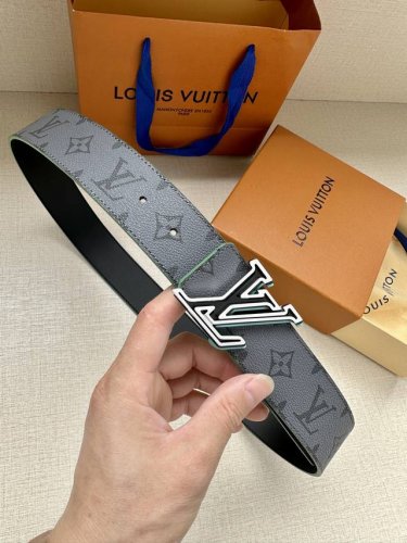 特 4.0宽 Lv Speed 双面腰带借由金属搭扣的反差色彩洋溢动感格调，可为牛仔造型或商务着装平添潮流意味。Monogram 帆布提供多种搭配选择