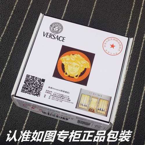 品名：范思哲.Ver Sace双面用 型号：认准如图专柜包装，赠送打孔器 材料：百分百头层牛皮，保证真皮。美人头钢扣，镶钻工艺专柜同等质量， 送人自用首选 包装