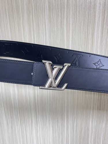 4.0宽，当季新款，双面牛皮，一面平纹压花，一面平纹底，搭配精品古银扣头，时尚，美观大方。