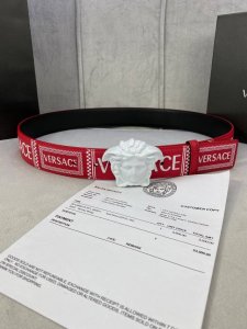 特 宽度4.0Cm Versace 范思哲 此款Palazzo腰带采用牛皮革面料制作，并饰有Le Pop Classique图案印花和标志性的美杜莎五金配件。