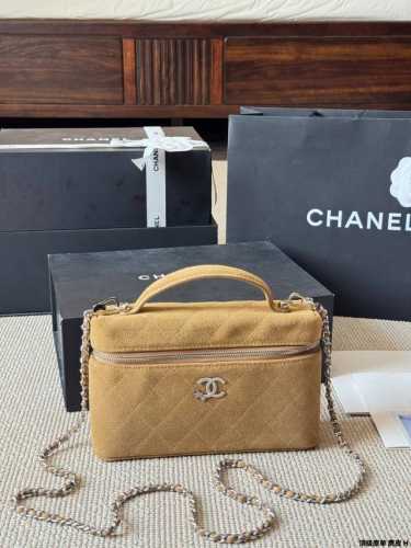 顶级原单 麂皮 Chanel 饭盒包 慵懒随性又好背 上身满满的惊喜 高级慵懒又随性 彻底心动的一只 Size：20 13Cm