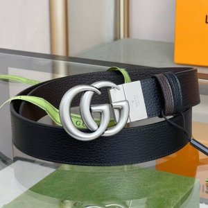 古奇～纹理皮革的双面皮带，饰有双G扣。硬件的灵感来自70年代的档案设计 众议院的标志性时代。黑色皮革反转为棕色皮革互G 3.7Cm皮带宽度