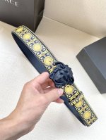 宽度4.0Cm Versace 范思哲 此款Palazzo腰带采用牛皮革面料制作，并饰有Le Pop Classique图案印花和标志性的美杜莎五金配件。
