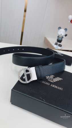 Armani这款正反两用腰带优雅而百搭，一面采用了光滑小牛皮，另一面则由粒面皮革制成。本款配有金属扣。3.5Cm宽 - 点击图像关闭