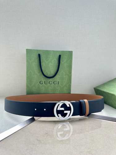 宽度4.0Cm Gucci系列，品牌标志性的双G原单钢扣标识经重新诠释后，以光彩夺目的金色调呈现在这款手掌纹腰带上。