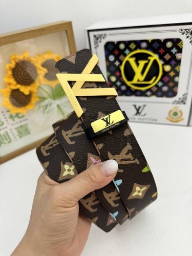 品名：Lv..路易..威登原单 材质：原单牛皮腰带 百分百头层牛皮腰带保证真皮，24K纯钢扣，专柜原单品质、做工精细，时尚大牌，送人自用首选包装： 请认准如图专