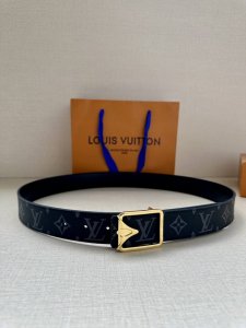 Lv Initiales3.4宽腰带取材 Monogram Eclipse 帆布和素净牛皮 为标志性 Lv 搭扣描绘摩登哑光质感 可令任意造型展露典雅意味 Mo