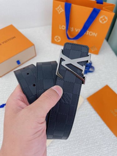 特 Louis Vuitton.原单.Lv专柜同款.宽度40毫米.双面进口意大利小牛皮+高温压经典格子纹效果.手感细腻 搭配精品五金扣.