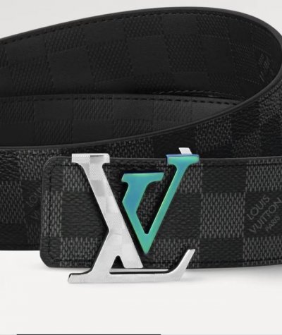 特 寬度：40Mm Lv Pyrmide Truck L Oeii雙面腰帶 進口面料飾有藍色標誌性圖案 襯托進口柔軟小牛皮底壓格紋 整體相呼應 全新搭扣 締造獨