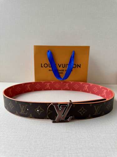 4.0宽Lv Dimension Sunset 双面腰带取材 Monogram 涂层帆布，以温暖色调再现晨光夕照的美妙意境，再借瞩目渐变效果搭扣捕捉时间流逝之美