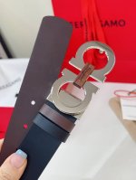 菲拉格慕 这款双面皮带时尚百搭，是不可或缺的男士配饰单品。一面选用锤纹牛皮，另一面选用精选天然粒纹牛皮，缀以金色饰面 Gancini扣饰增添点睛韵致，内侧饰以精