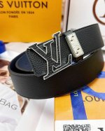 皮带：Lv..路易..威登顶级复刻. 腰带：原单品质百分百进口原厂头层牛皮，保证真皮。镂空贴皮工艺.真空电镀.永不掉色.24K纯钢扣细腻小牛皮荔枝纹路双面可用专