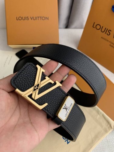 品名： Lv..路易..威登原单 型号：经典挂扣，纯钢材质扣头，图片实物拍摄 材料：头层牛皮，挂扣系列，纯钢质扣头，钯镀电镀工艺永不掉色。经典双面荔枝纹，经典字