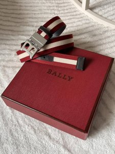 特 Bally 巴利专柜同款 男士时尚布配皮双用腰带 宽 3.4Cm Tamal 融入了永恒经典的 Bally 红白条纹，且具有充满现代感。固定式双面设计加上别
