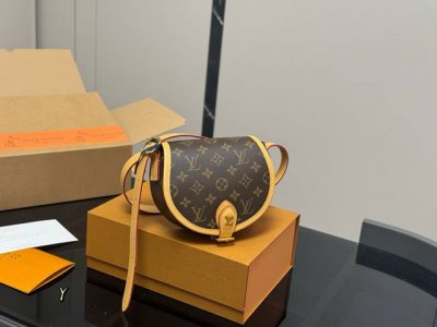 全套包装 Lv 马鞍包 经典款 黄皮牛皮 圆滚滚的很讨喜 日常穿搭很合适哦！ 超级好看 尺寸：18*16Cm