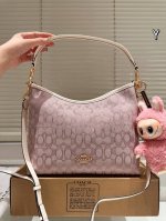 原版布 配挂件 Coach ｜Laurel 流浪包 蔻驰经典的月亮包，比腋下包容量要大一点 尺寸28 25Cm