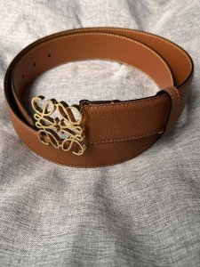 特 Loewe罗意威专柜新款 男士休闲腰带，宽4.0Cm 一面柔软棕色粒面牛皮内衬光滑棕色小牛皮制成，搭配Anagram金属搭扣。