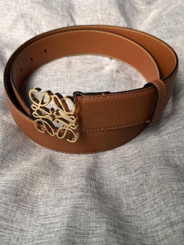 特 Loewe罗意威专柜新款 男士休闲腰带，宽4.0Cm 一面柔软棕色粒面牛皮内衬光滑棕色小牛皮制成，搭配Anagram金属搭扣。