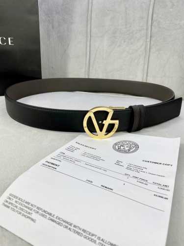 宽度4.0Cm Versace 范思哲 此款两面用皮革腰带的搭扣饰有品牌标志性的金 银色闪光virtus五金配件。