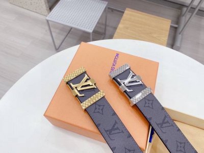4.0Cm 原单品质 实景拍摄 100％双面可以。面皮进口Pvc. 搭配原单五金纯钢扣头，正品开模 专柜同