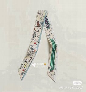 H家新款丝巾， 巴黎爱犬 100%重磅真丝斜纹绸，爱马仕束发带 双面双款！顶级斜纹真丝打造 超精细的印花非常清晰 绝对是送礼自用的首选丝带既可绕于颈间，亦可缠于
