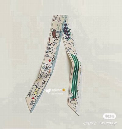H家新款丝巾， 巴黎爱犬 100%重磅真丝斜纹绸，爱马仕束发带 双面双款！顶级斜纹真丝打造 超精细的印花非常清晰 绝对是送礼自用的首选丝带既可绕于颈间，亦可缠于