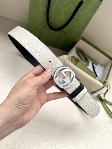 特 Gucci 宽度4.0Cm每一季，品牌典藏设计中的标志性元素都会吐故纳新，为经典注入新意。Guccio Gucci字母交织图案巧妙融入纹理和材质，以印花压纹