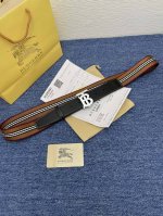 巴、宝莉 经典系列新品腰带，采用小牛皮材质，完美搭配手工车线，经典配色，可搭配商务西装或更为休闲的造型。35毫米宽 顶级