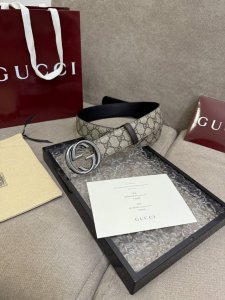 杏色Gg Supreme帆布 互扣式双G以钌色调配件亮眼呈现 致敬品牌悠久传承 这款腰带以黑色Gg Supreme帆布匠心打造 黑色皮滚边 钌色调配件 互扣式双