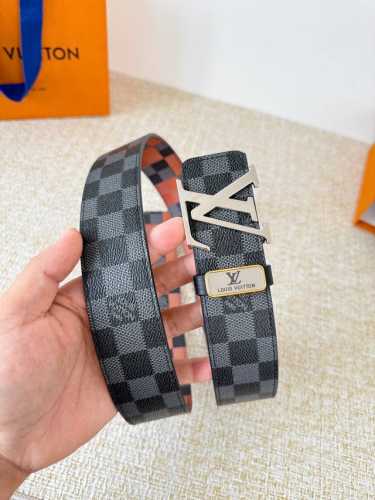 品名： Lv..路易..威登腰带皮带原单 型号：挂扣，经典纯钢材质挂扣，头层牛皮，图片实物拍摄 材料：头层牛皮，挂扣系列，纯钢材质扣头，钯镀电镀工艺永不掉色。原