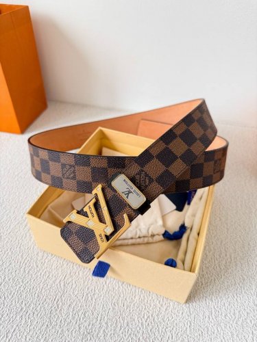 品名 Lv..路易..威登腰带皮带原单 型号 挂扣 经典纯钢材质镶钻挂扣 头层牛皮 图片实物拍摄 材料 头层牛皮 挂扣系列 纯钢材质扣头 钯镀电镀工艺永不掉色