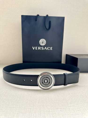 宽度3.8cm VERSACE JEANS COUTURE 牛皮革V-EMBLEM板扣式皮带、饰有La Greca彰显个性设计。该铆钉腰带饰有La Greca五