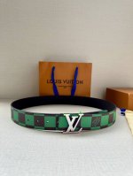 特 本款 Lv Initiales 双面腰带出自 春夏男装秀场，为 Damier Pop 帆布浸染潮流新色，翻转可见光滑素雅牛皮革。Lv 字母搭扣与崭新 Lou