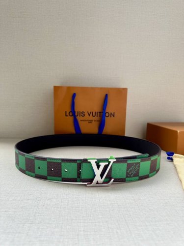 特 本款 Lv Initiales 双面腰带出自 春夏男装秀场，为 Damier Pop 帆布浸染潮流新色，翻转可见光滑素雅牛皮革。Lv 字母搭扣与崭新 Lou