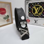 品名：Lv..路易..威登 材质：原单牛皮腰带 百分百头层牛皮腰带保证真皮，24K纯钢扣，专柜原单品质、做工精细，时尚大牌，送人自用首选 包装： 请认准如图专柜