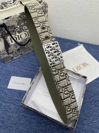 迪奥550 3.5Cm。 特 这款 Montaigne Avenue 腰带从同名手袋汲取灵感，采用黑色光滑 牛皮革精心制作，质感柔软，设计优雅，饰以富有光泽的新 - 点击图像关闭