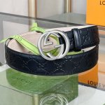 Gucci Signature皮革腰带 意大利原版皮 互扣式双G带扣腰带，采用热压印技术的Gucci Signature皮革精制而成，触感厚实，印花图案清晰分明