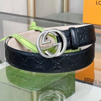 Gucci Signature皮革腰带 意大利原版皮 互扣式双G带扣腰带，采用热压印技术的Gucci Signature皮革精制而成，触感厚实，印花图案清晰分明
