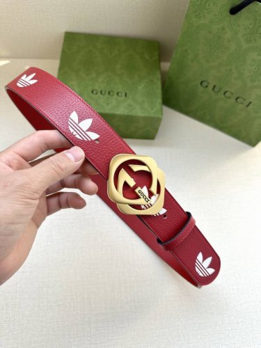 特P180 宽带4.0Cm Gucci 作为Adidas X Gucci联名系列之一，这款皮革腰带饰有Gucci Trefoil印花。Adidas和Gucci大