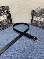 dior Chic 腰带特P180 20 毫米黑色光滑牛皮革 编号: B0667Ubgo_M900。 这款 Dior Chic 腰带是二零二五春夏成衣系列新品，